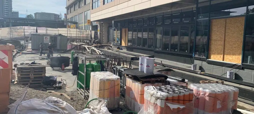 Baustellen- bzw. Arbeitsbereich hinter der Markthalle im Königshof mit sichtbaren Materialien und Geräten.