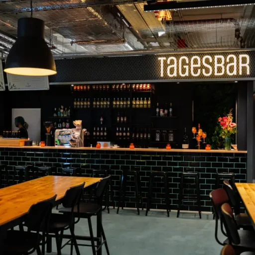 Marktstand von Svens Tagesbar in der Markthalle Essen - Theke und Gastraum.